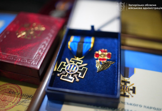 У Запоріжжі родинам загиблих та зниклих безвісти захисників передали 37 нагород (фото)