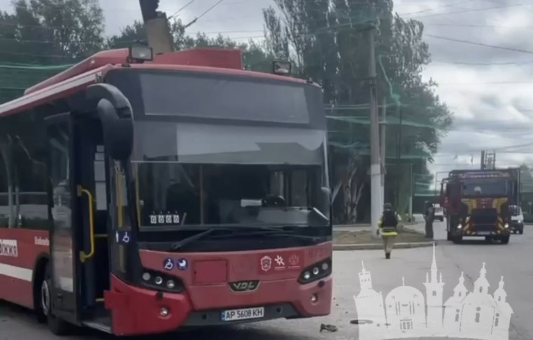 У Запоріжжі FPV-дрон вдарив по муніципальному автобусу на Космосі (фото, відео)