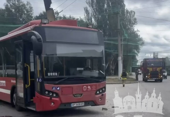 У Запоріжжі FPV-дрон вдарив по муніципальному автобусу на Космосі (фото, відео)