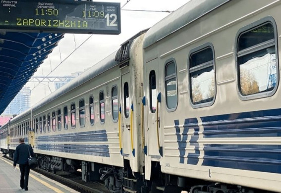 Через ворожі обстріли низка поїздів напрямком до та із Запоріжжя затримується на кілька годин