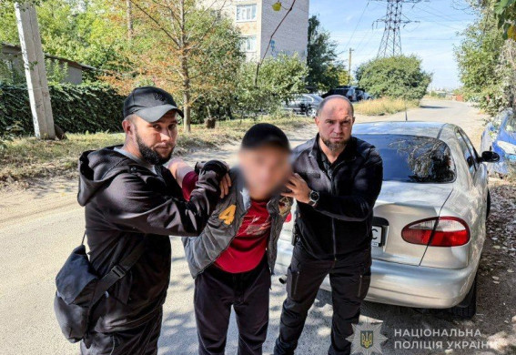 У Запоріжжі чоловіка затягли у підвал, побили та викрали його автомобіль