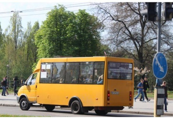 10-річна дівчинка у Запоріжжі випала з маршрутки під час руху: водій поїхав з місця події