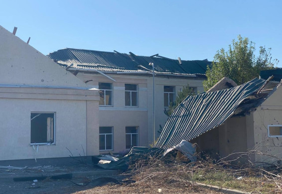 Росіяни вдарили по гімназії «Інтелект» під Запоріжжям: пункт незламності припинив роботу (фото)