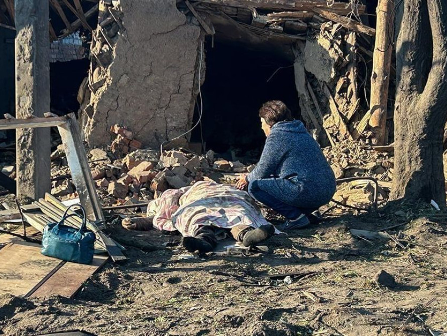 Мати сидить над тілом сина, який загинув внаслідок удару по Кременчуку