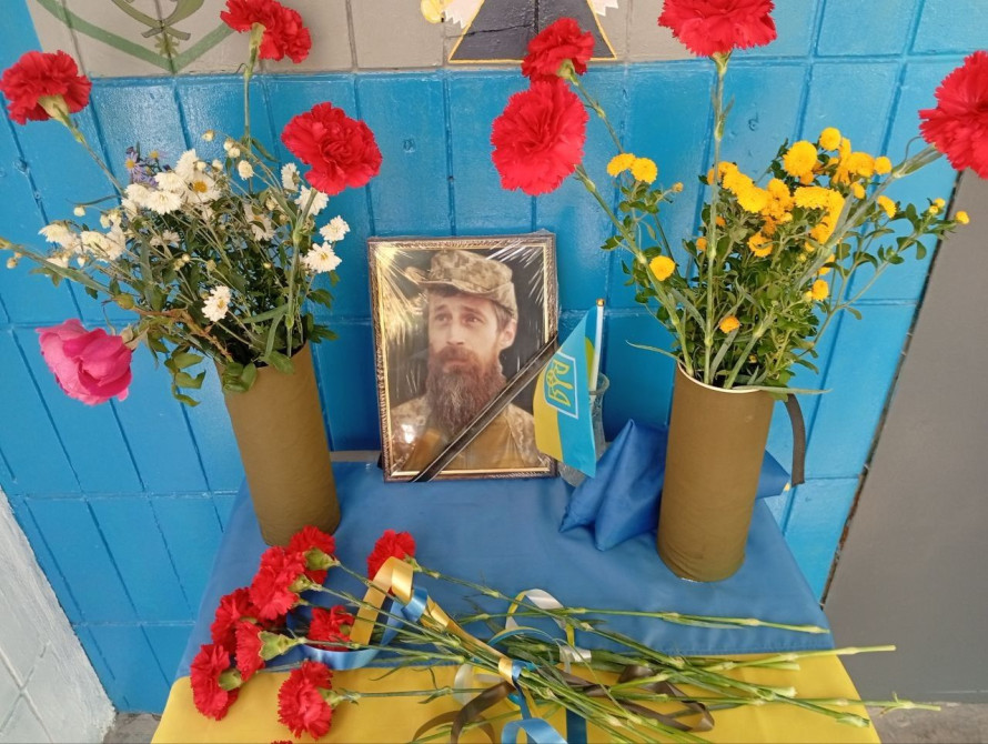 Меморіальна табличка на честь загиблого Захисника Андрія Мірошниченка