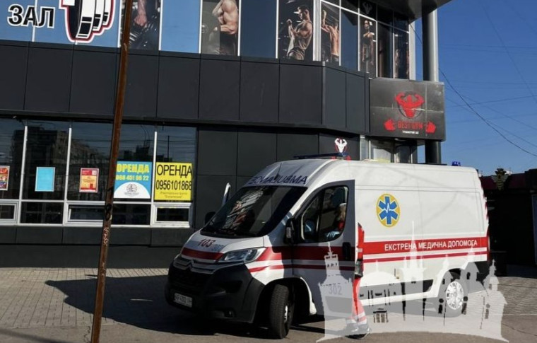 У Запоріжжі FPV-дрон вдарив по спортклубу на Пісках: поранена 23-річна дівчина (відео)