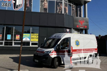 У Запоріжжі FPV-дрон вдарив по спортклубу на Пісках: поранена 23-річна дівчина (відео)