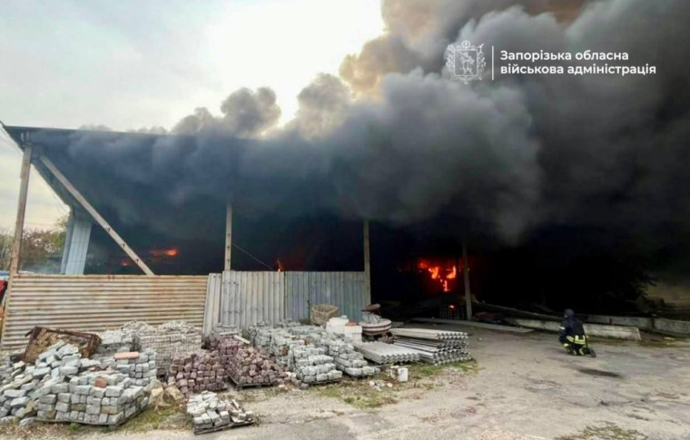 Росіяни вдарили по АЗС та складу в Запоріжжі: виникла пожежа (фото)