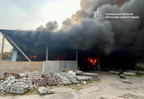 Росіяни вдарили по АЗС та складу в Запоріжжі: виникла пожежа (фото)
