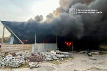 Росіяни вдарили по АЗС та складу в Запоріжжі: виникла пожежа (фото)