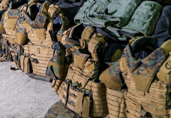 Працівникам сміттєвозів у Запоріжжі видали бронежилети та каски через загрозу FPV-дронів (відео)