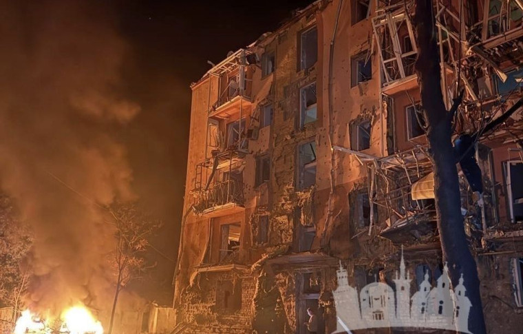 Під ранок по Запоріжжю завдали ракетних ударів: пошкоджені багатоповерхівки, палають авто, є поранені (фото, відео)
