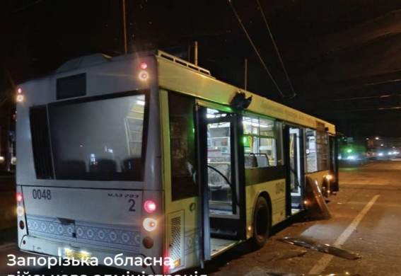 У Запоріжжі FPV-дрон влучив у муніципальний автобус: поранено людину (фото, відео)