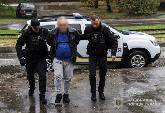 На Запоріжжі затримали двох чоловіків, які продавали зброю, гранати та пластид (фото)