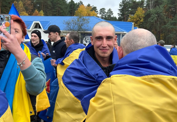 8 років у полоні: до України повернулися 270 військовополонених (фото)
