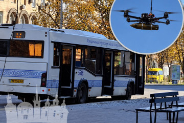 Російський FPV вдарив по зупинці в центрі Запоріжжя: поранено трьох людей (відео)