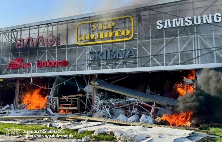 Росіяни вдарили по ТРЦ City Mall у Запоріжжі: спалахнула сильна пожежа (фото, відео)