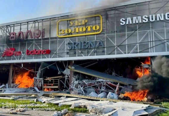 Росіяни вдарили по ТРЦ City Mall у Запоріжжі: спалахнула сильна пожежа (фото, відео)