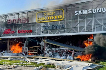 Росіяни вдарили по ТРЦ City Mall у Запоріжжі: спалахнула сильна пожежа (фото, відео)