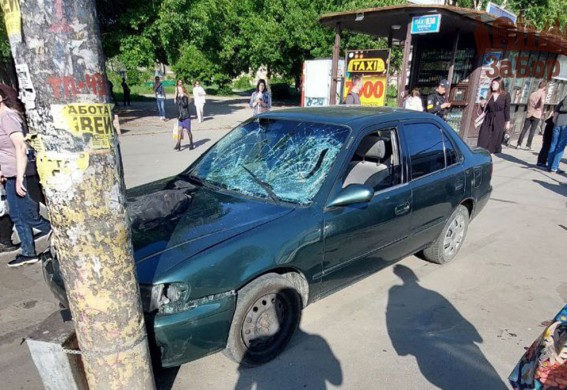 Подробности резонансного ДТП в Запорожье: женщина-водитель снесла людей на остановке (фото)
