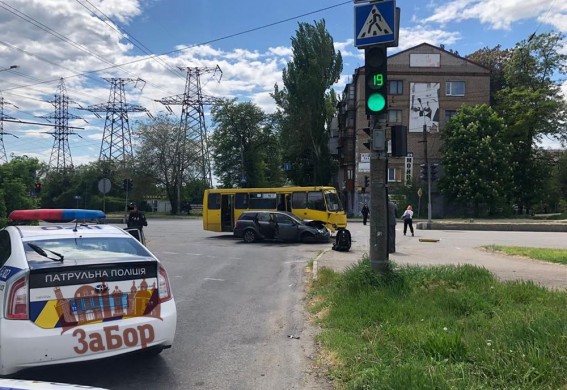 В Запорожье в ДТП попали маршрутка и легковушка: пострадали 3 человека (фото, видео)