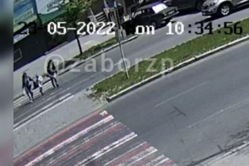 В центре Запорожья машина снесла маленького ребенка на пешеходном переходе (видео 18+)