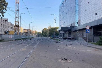 В Запорожье ликвидируют последствия ракетных обстрелов на проспекте Соборном, транспорт движется в объезд (видео)
