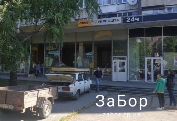 В центре Запорожья взрывной волной выбило окна в отделении Укрпочты, магазинах и жилых домах (фото)