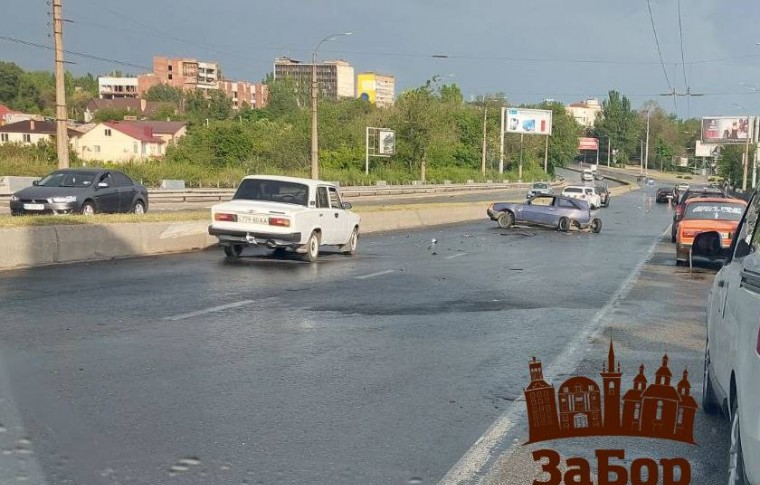 В Запорожье на дамбе произошла целая серия ДТП: одной из машин вырвало задний мост, на дороге затор (фото, видео)