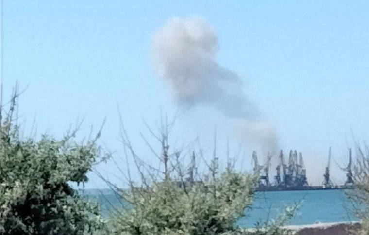 В оккупированном Бердянске в районе морского порта прогремело два сильных взрыва (фото, видео)