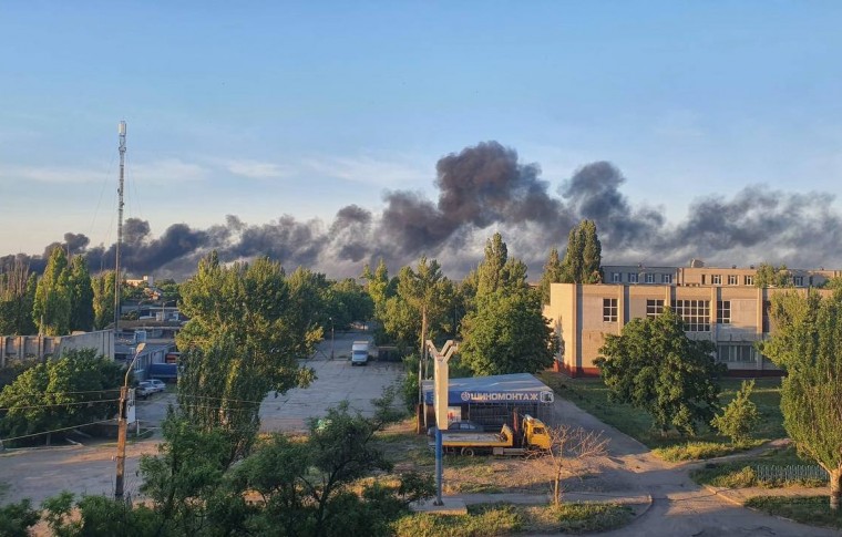 В оккупированном Бердянске утро началось со взрывов и масштабного пожара (фото, видео)