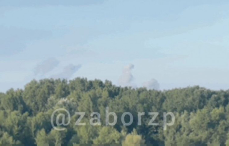 В Запорожье горожане слышали взрывы: столбы дыма поднимаются со стороны пригорода (видео)