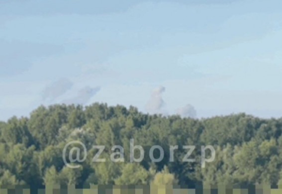 В Запорожье горожане слышали взрывы: столбы дыма поднимаются со стороны пригорода (видео)