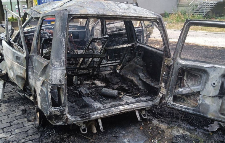 В оккупированном Бердянске подорвали авто местного коменданта: он получил тяжелые травмы (фото, видео)