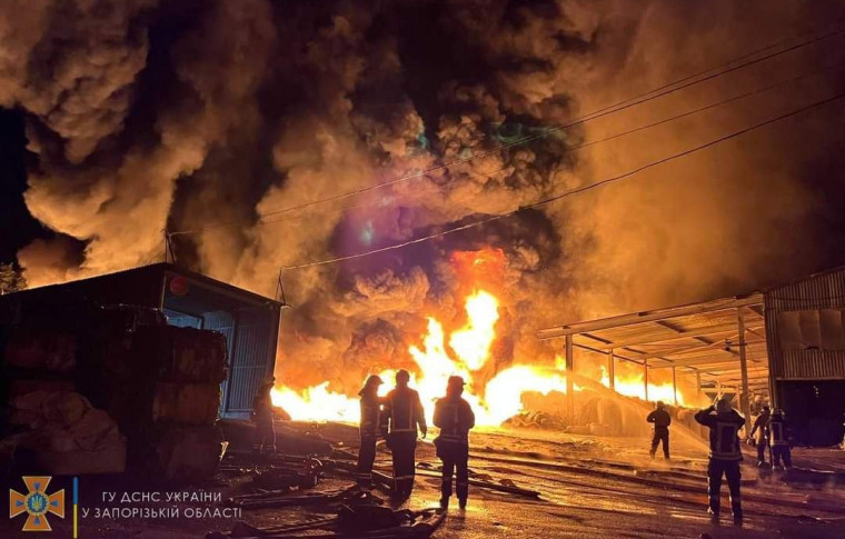 Масштабный ночной пожар в Запорожье вызвал резонанс в соцсетях: потушить его не могли более 2 часов (фото, видео)