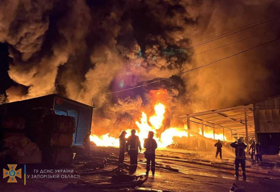 Масштабный ночной пожар в Запорожье вызвал резонанс в соцсетях: потушить его не могли более 2 часов (фото, видео)