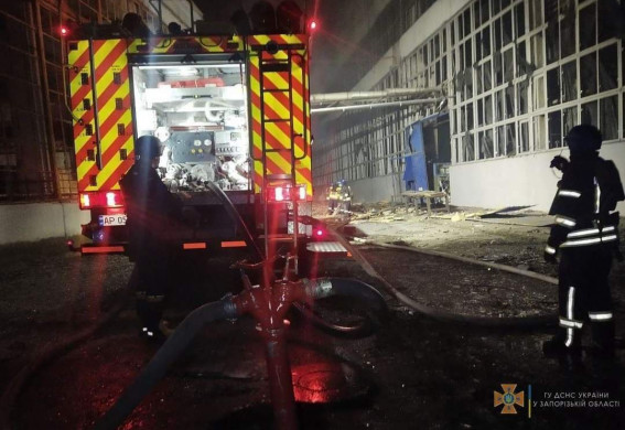 У Запоріжжі, внаслідок ракетного удару, виникла пожежа у ремонтному цеху одного із підприємств (фото)