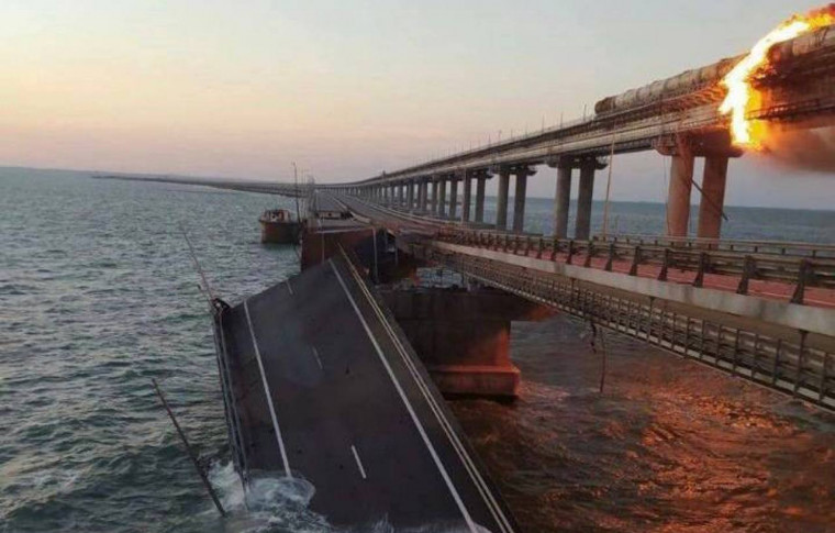 Бавовна дня: в оккупированной Керчи горит Крымский мост (фото, видео)