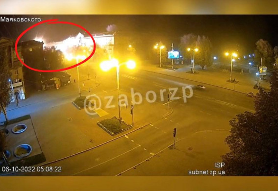 Появилось видео момента, как российская ракета попадает в жилой дом на центральном проспекте Запорожья 