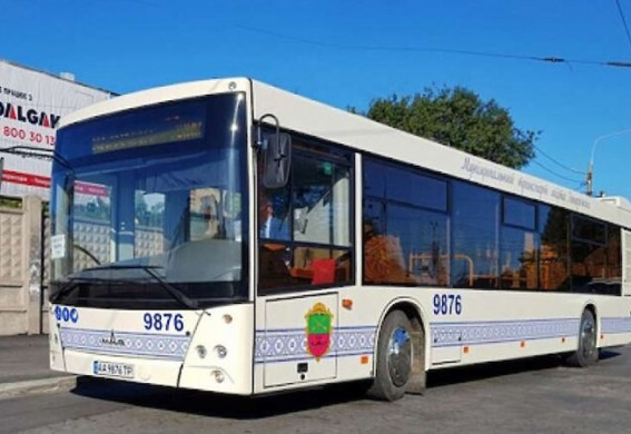 В Запоріжжі скорочують, чи перепиняють роботу електротранспорту, але відновлюють 4 популярних автобусних маршрути