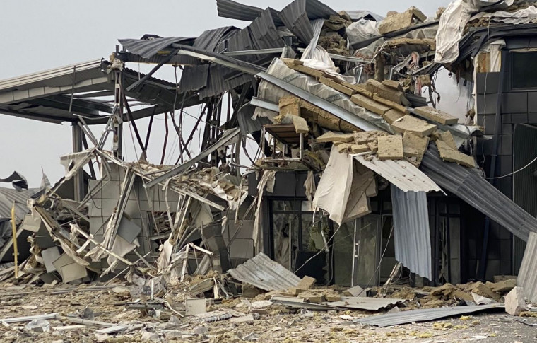 Стали відомі подробиці ранкого удару по передмістю Запоріжжя: окупанти зруйнували СТО (фото)