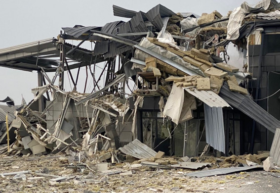 Стали відомі подробиці ранкого удару по передмістю Запоріжжя: окупанти зруйнували СТО (фото)