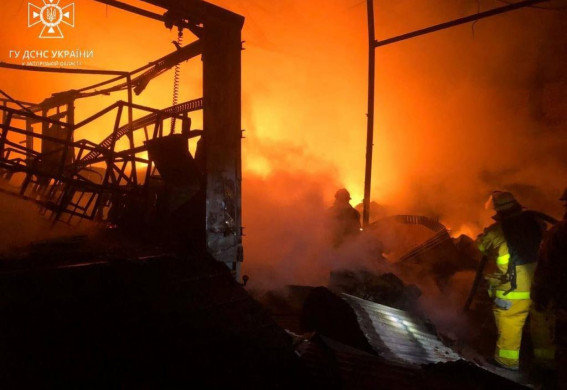 Рятувальники більше 3-х годин ліквідовували пожежу, внаслідок ворожого удару по підприємству під Запоріжжям (фото)
