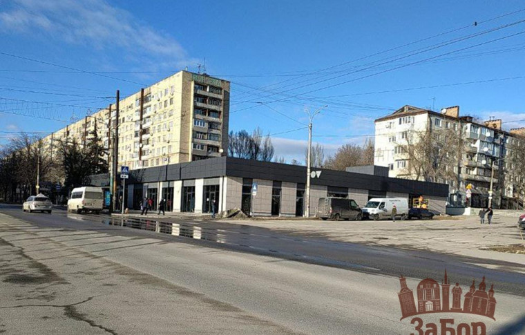 В Запорожье уже заканчивают возведение нового торгового центра на проспекте Соборном (фото)