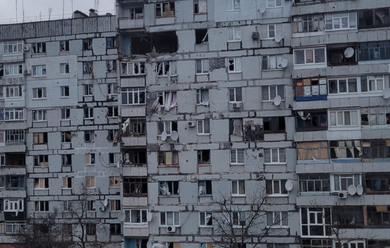 Загарбники завдали удару по багатоповерхівці у Степногірську (фото)