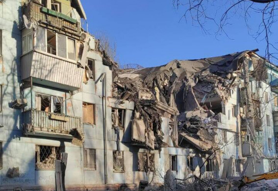 Кількість жертв внаслідок ракетного удару по будинку в Запоріжжі збільшилась до трьох людей (фото, відео)