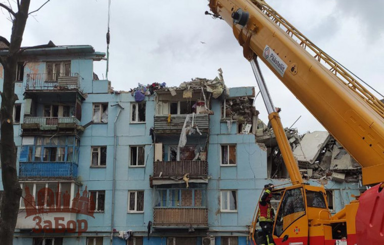 В завалах будинку в Запоріжжі, по якому вдарила російська ракета, ще шукають 7 людей - поліція
