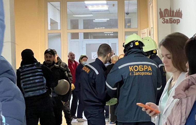 В Запорожье снова пытаются силой зайти в кабинет главврача 5-ой горбольницы (фото, видео)