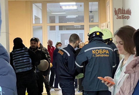 В Запорожье снова пытаются силой зайти в кабинет главврача 5-ой горбольницы (фото, видео)