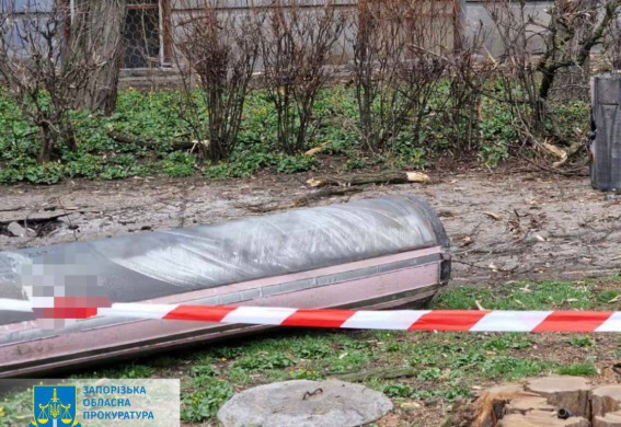Під час нічної атаки одна з ракет впала у двір багатоповерхівки у спальному районі Запоріжжя (фото)